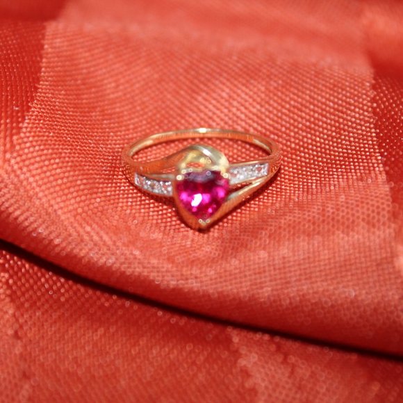 Gold ring, with ruby heart gemstone and diamond - Picture 3 of 3